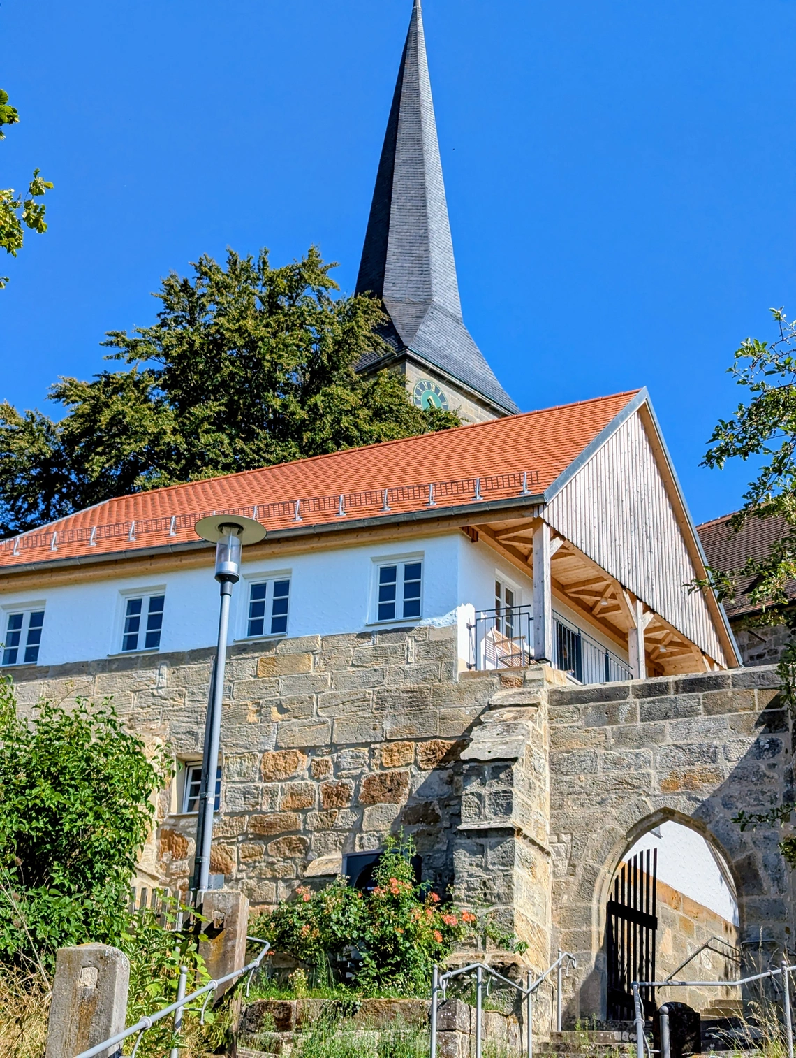 Glockenhaus und Evang. Kantorat Gesees mit Kirchturm