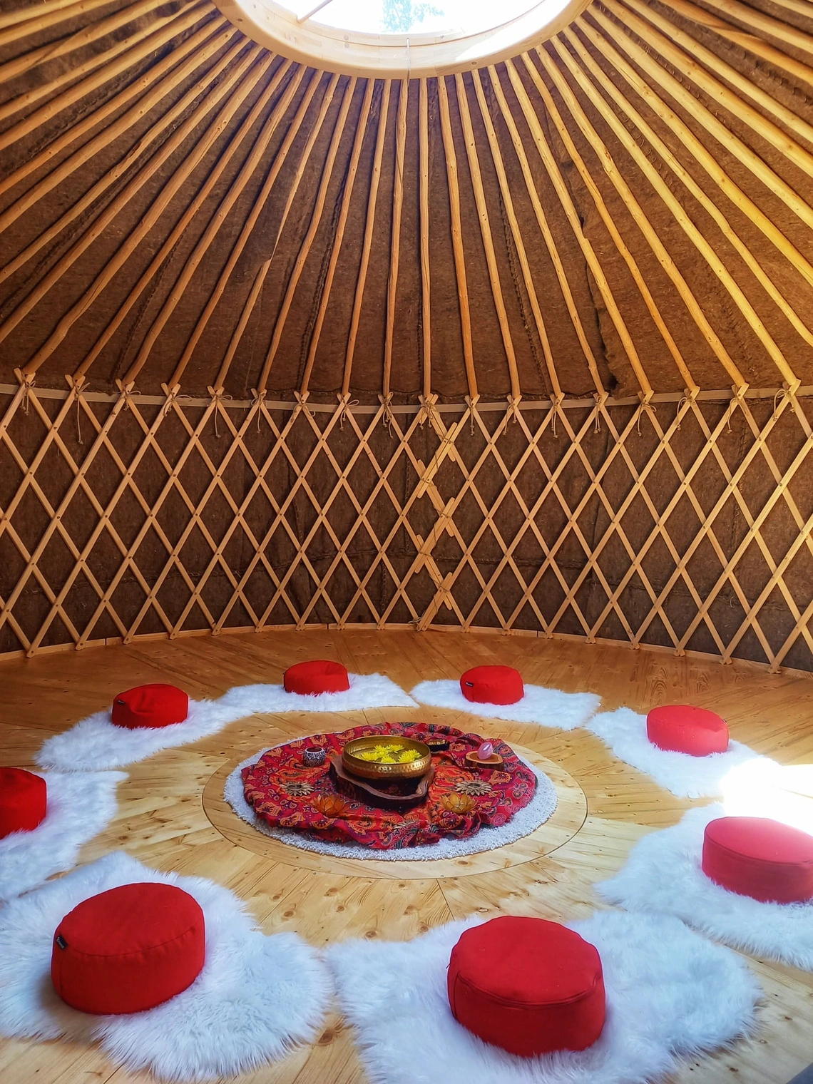 Innenraum der Jurte in Leupoldstein mit Meditationskissen im Kreis