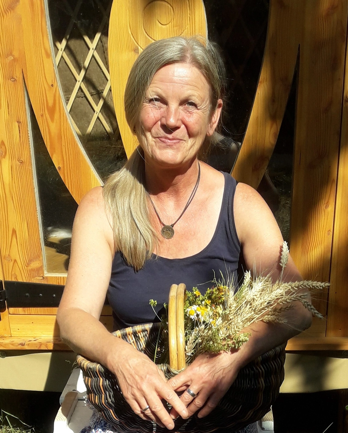 Lissy de Fallois mit Erntekräutern vor der Jurte